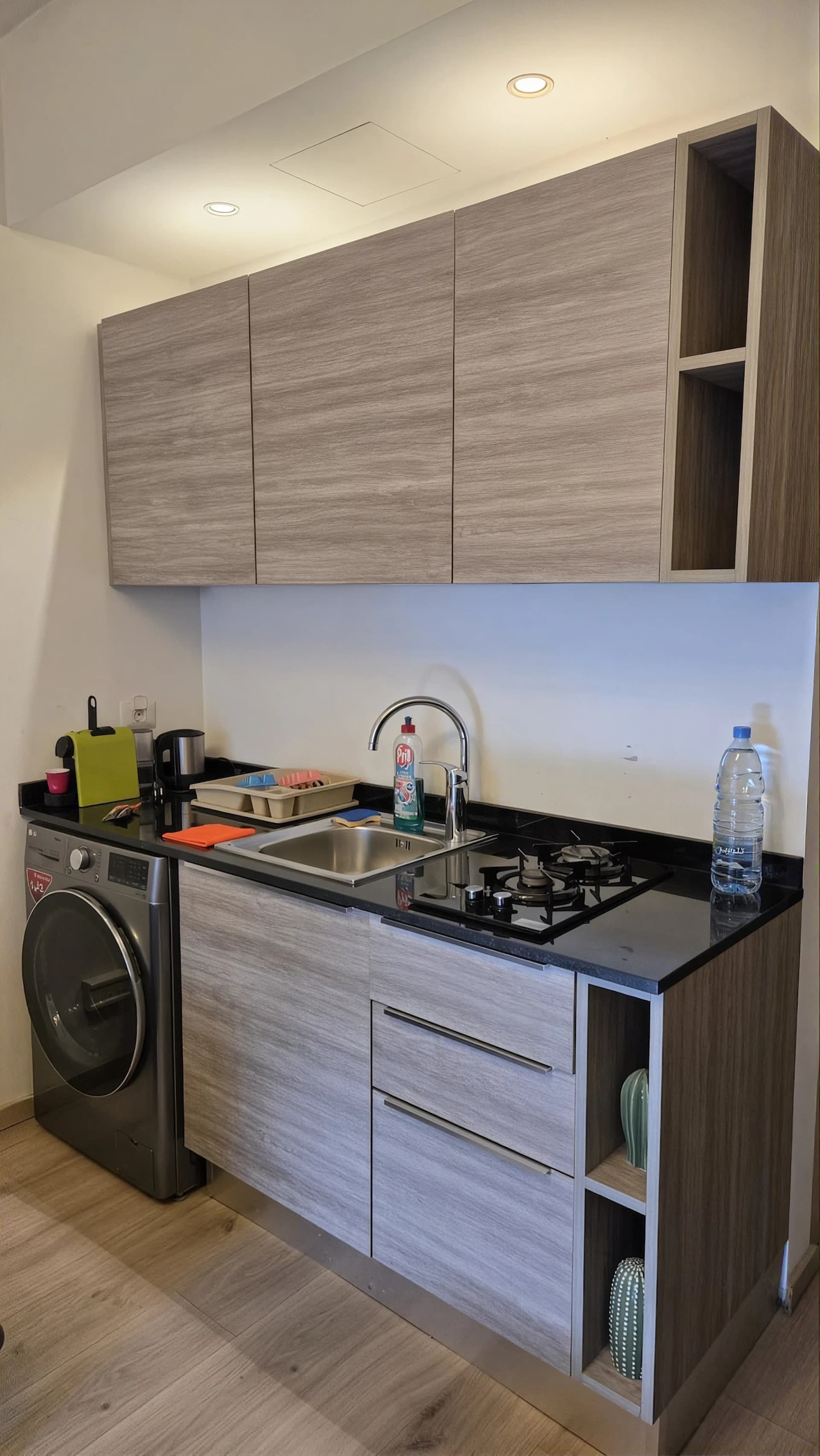 Kitchenette at The Nest with hob, kettle and washer, no oven